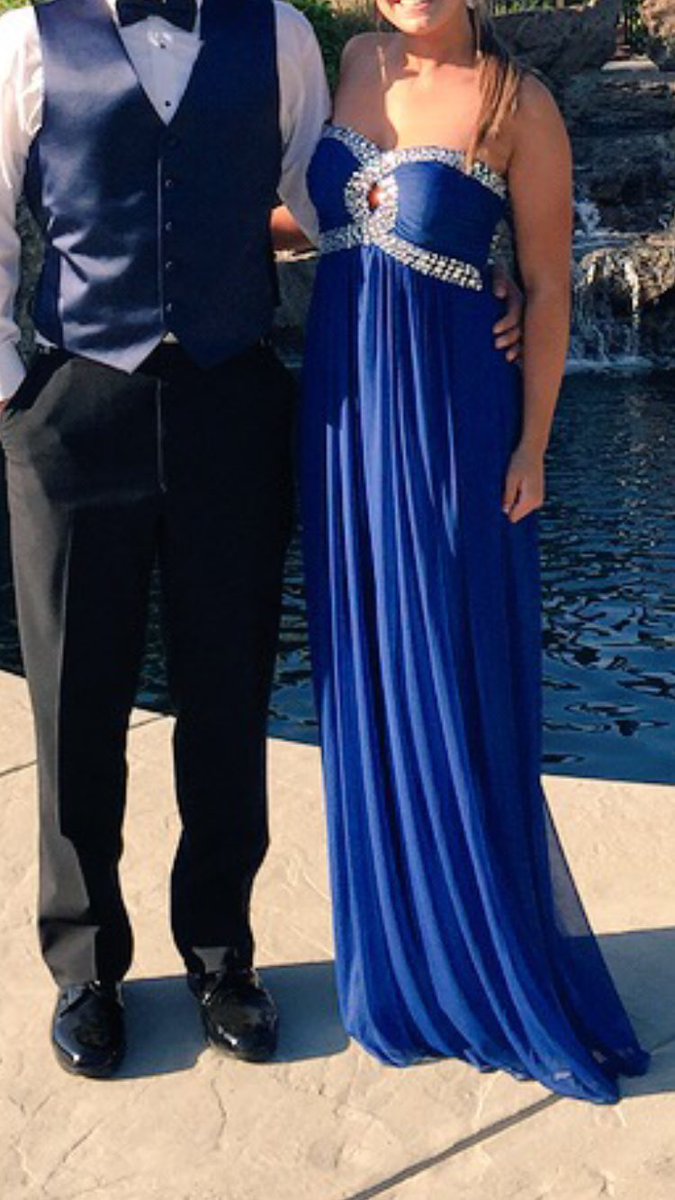 PromSac's tweet image. these two dresses are available to rent dm @paige_talaska for more info!