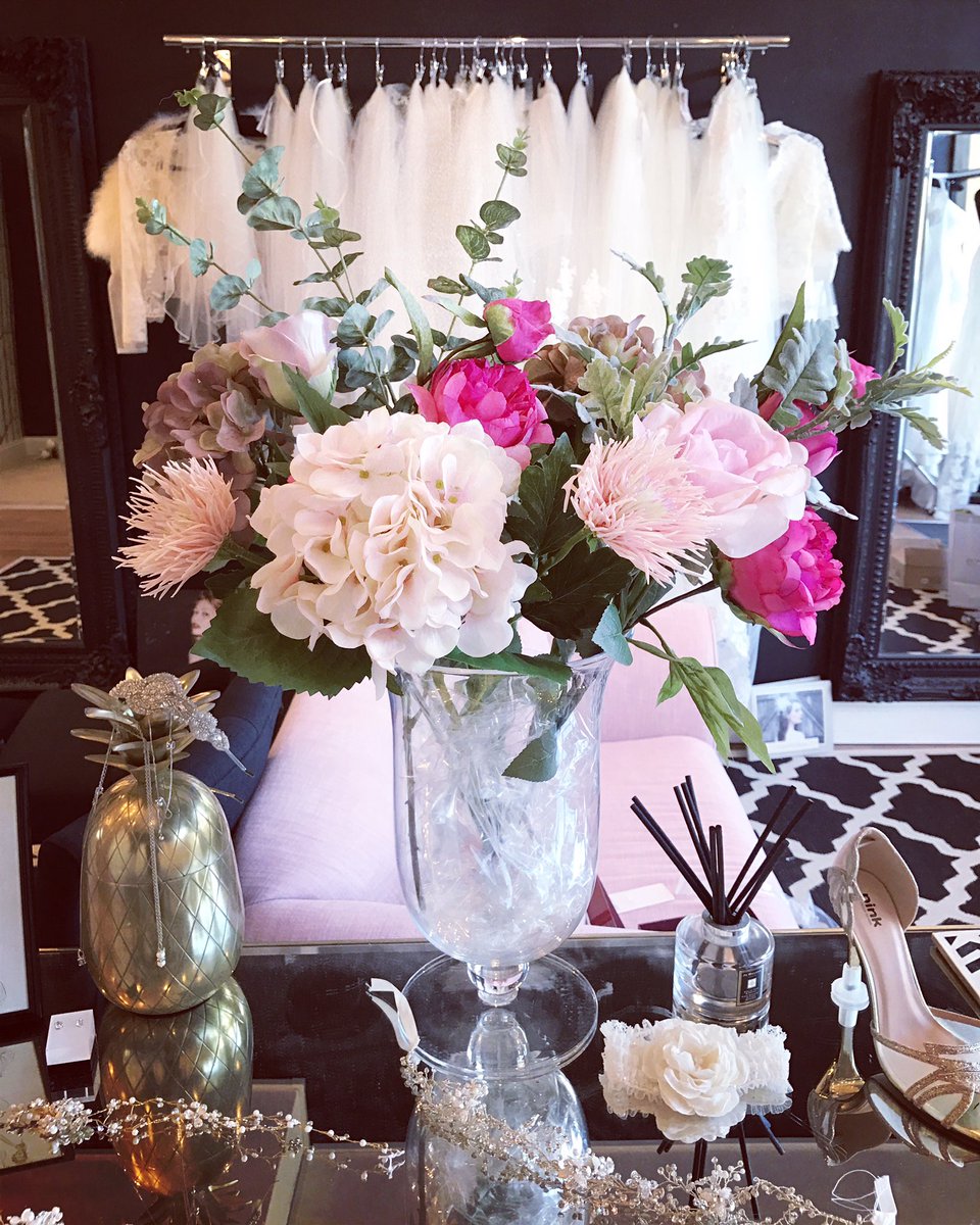 Gorgeous new flowers in the boutique 🌺🌸💐