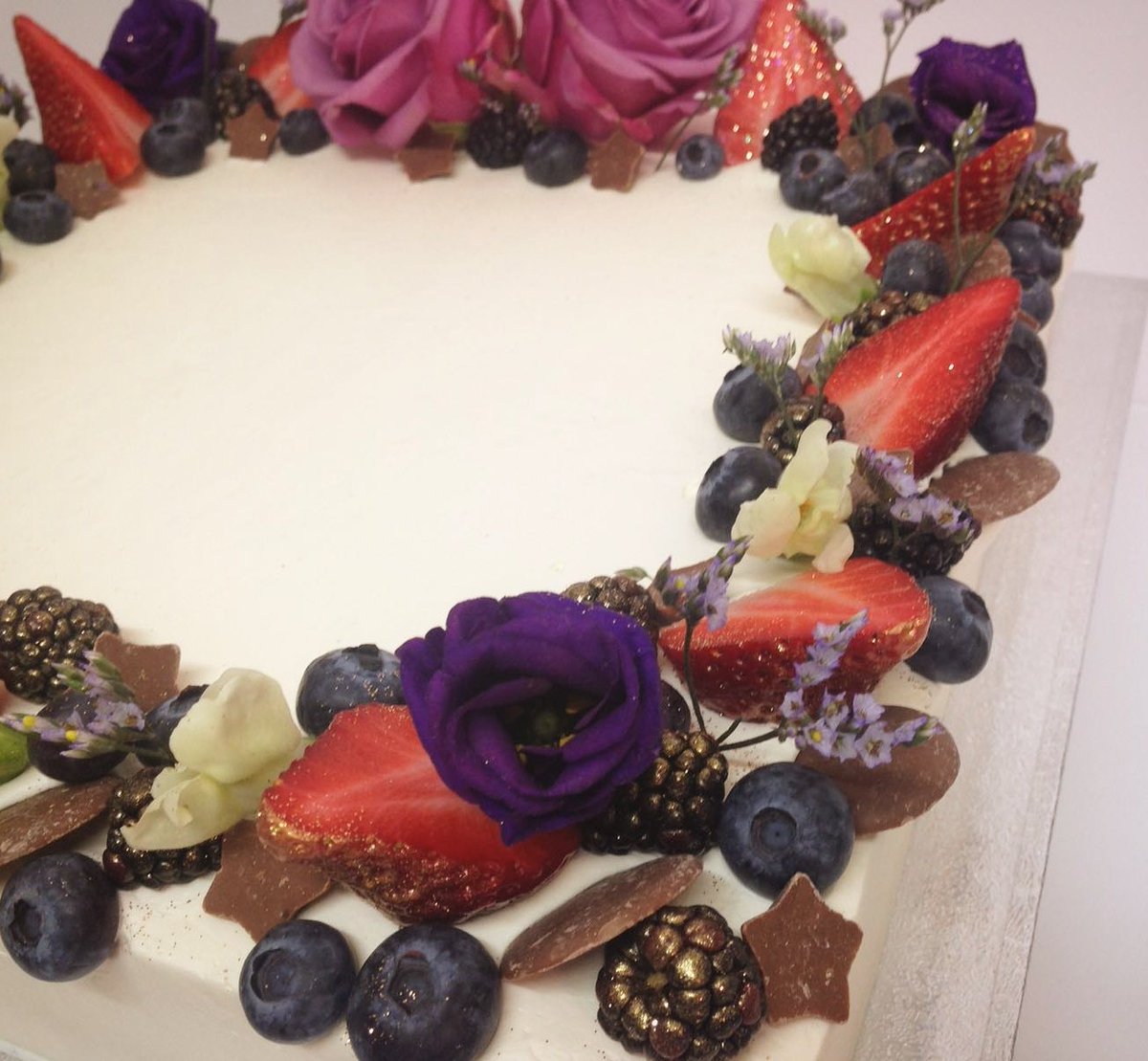 FalgunisBH's tweet photo. Simple but elegant was the order of the day.
Fruit 🍓, flowers 🌹 &amp; chocolate 🍫 ticks all the boxes.
#ilovecake #freshcream #cake https://t.co/9tq0Eyxlvf