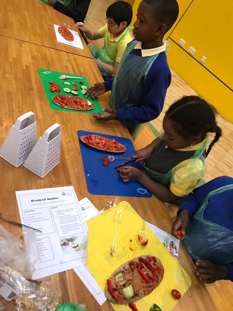 LPESSN's tweet photo. Great morning cooking with Michael Faraday primary school! #cookingwithjess #healthyeating 🍏🍌🥑🍐🍇🥕 https://t.co/042QyNrMje