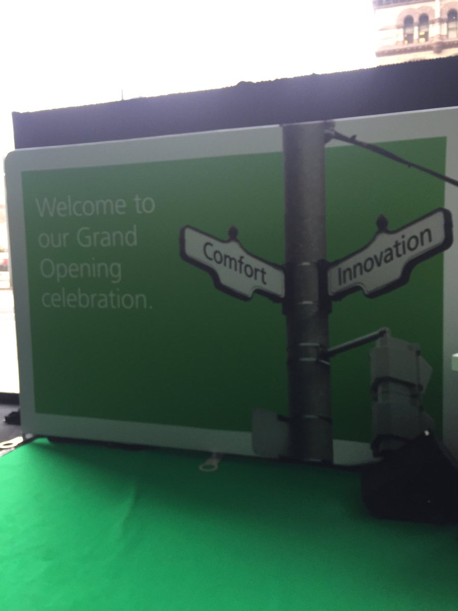 brooketara's tweet photo. At the grand opening celebration of @TD_Canada City Hall location #clientlove https://t.co/AQUnQTeRYw