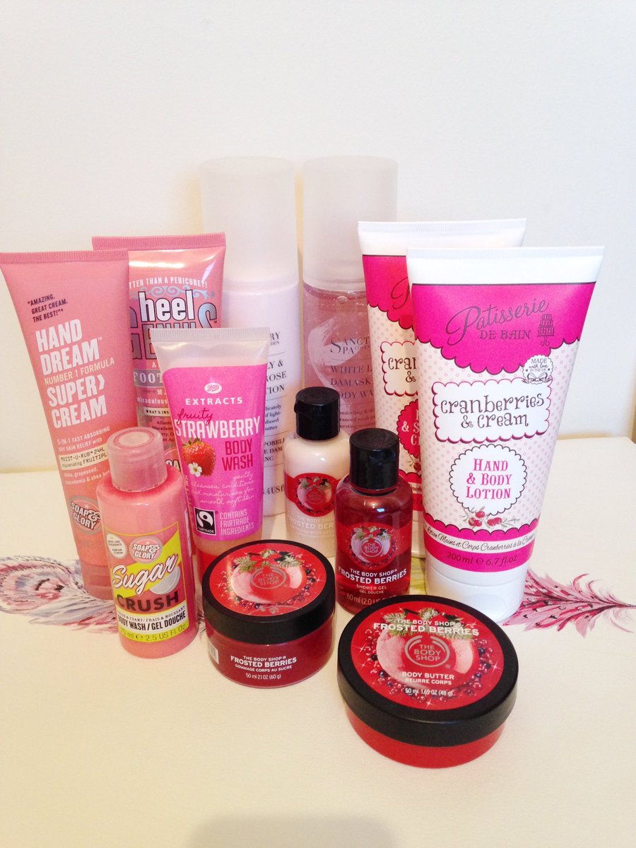 ClaireMacBlog's tweet photo. 🎉🎉 #GIVEAWAY 🎉🎉 Follow & RT to #win this perfectly pink pamper bundle 😍❤ includes S&G, The Body shop & more 💋 UK only. Ends 31.3.17 https://t.co/32M80SETgz