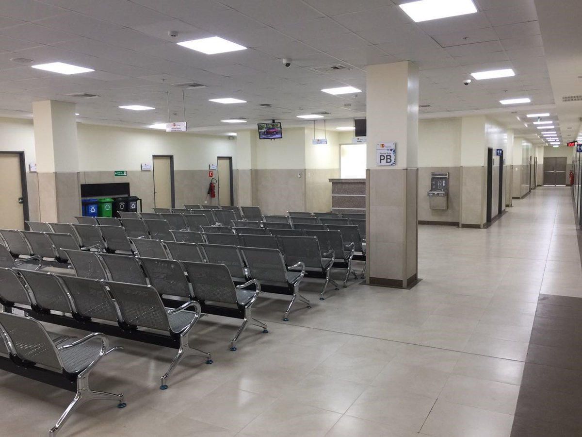 Hospital Estándar de Esmeraldas: Instalación del área de emergencia y salas de espera.
