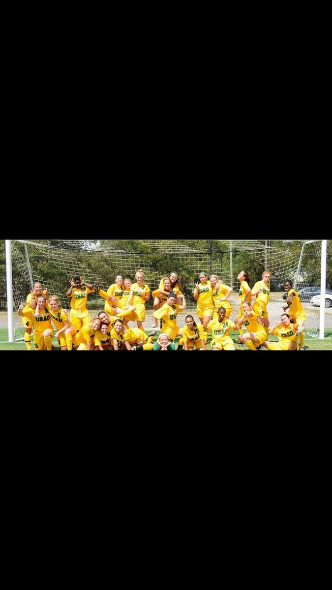 moewilson25's tweet photo. Holy throw back #freshmanyear #only4left @JodeCleveland15 @kaylemoore96 @zoewatkins8 https://t.co/D5vw8OyDpz