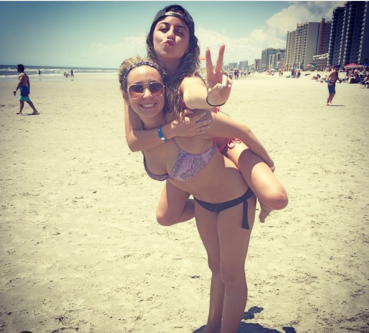 jemwoww's tweet photo. Happy Birthday Mom love you so much- thanks for twerk outs, and 🐷 outs, and for being a gr8 role model 😘 @evsjara https://t.co/tWB0sFOItt