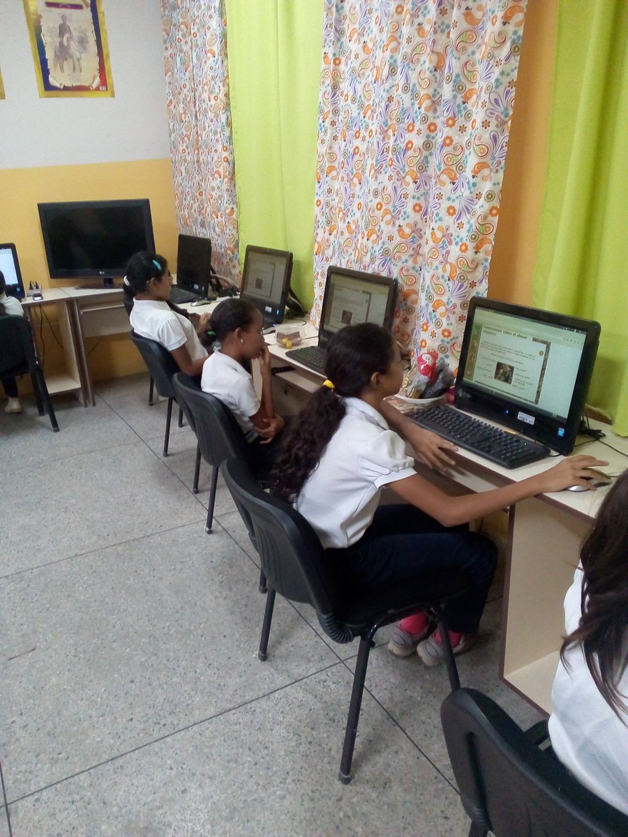 cbit_cortijos's tweet photo. Elaborando germinadores de ají #manosalasiembra #ProyectoAjíCultivoyDeshidratación #proyectocbit https://t.co/S8EuOhLZiC