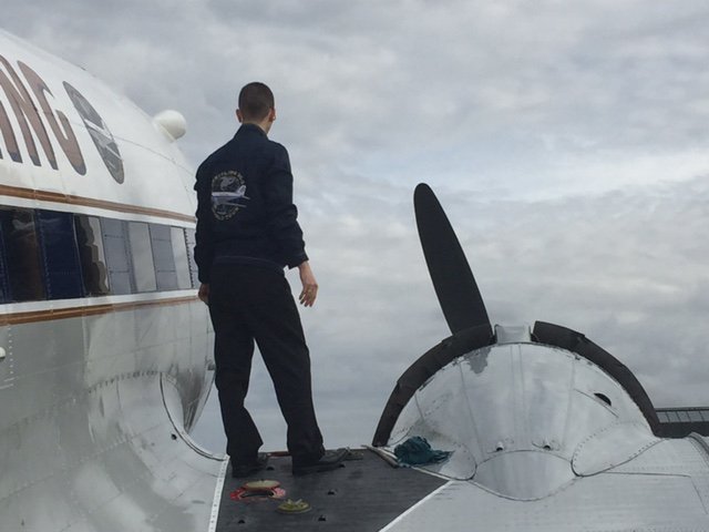 AlexBrutsch's tweet photo. Impressions à bord du DC-3, un avion vieux de 77 ans qui vient d'entamer un tour du monde au départ de Genève @Breitling #aviation https://t.co/91tedZughz