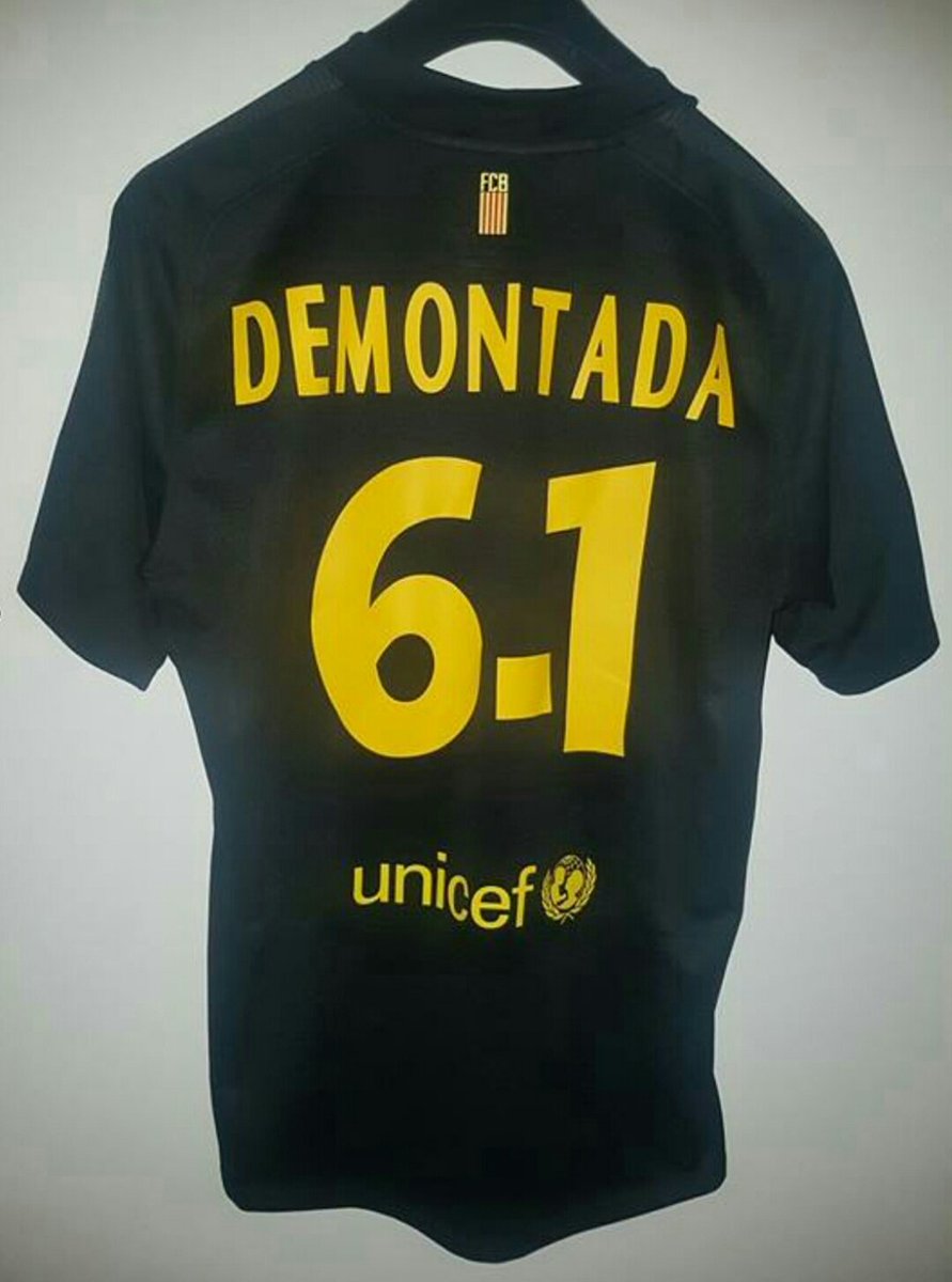 DailyMarseille's tweet photo. Un fan du Barça a osé floquer "Demontada" avec le résultat du match d'hier sur son maillot (6-1) #FCBPSG https://t.co/RAkdOQwxzn