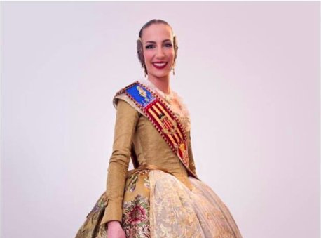 FallasOP's tweet photo. #Fallas17| Así es el traje que ha estrenado Raquel Alario para el homenaje de las Fuerzas Armadas - https://t.co/Mhbe4Rab7q https://t.co/dDgD989smW