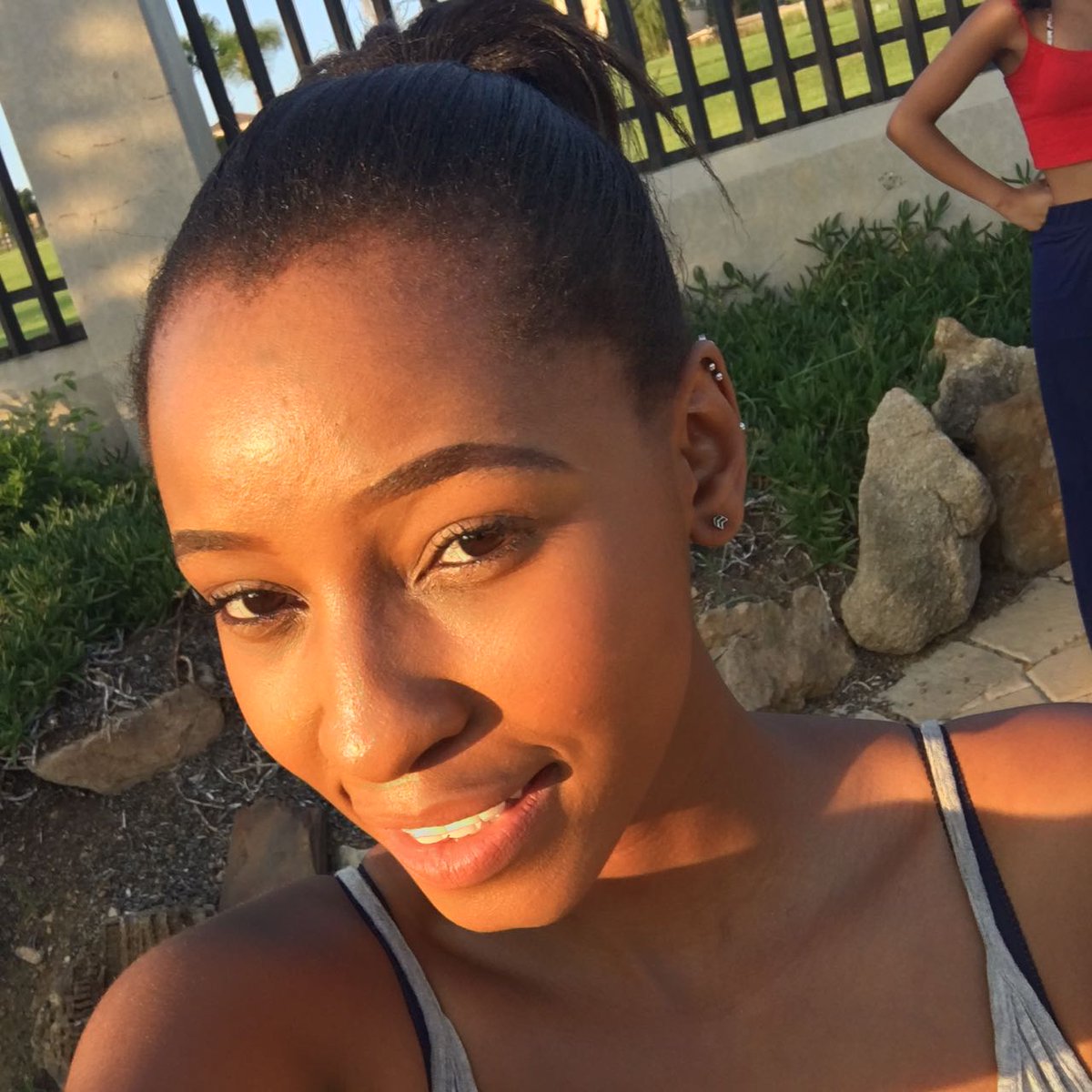 Fleur_Inconnue's tweet photo. OK.  So I've decided. I definitely want to be @Bellecheveux_SA's next ambassador  What do you guys think?:) #MoforBelleCheveux https://t.co/Ava6wFnQFg