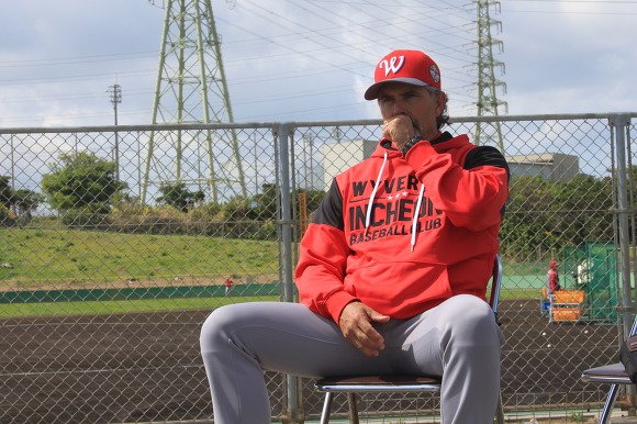 힐만 감독 체제, 2017년 비룡군단 어떻게 운영될까?
- 약점은 냉철하게 판단, 장점은 극대화
- 주자들이 현명하고 공격적인 주루 플레이를 하게 만들 것
goo.gl/iMGCK6 ... 
#상남자_갓힐만 #SK와이번스