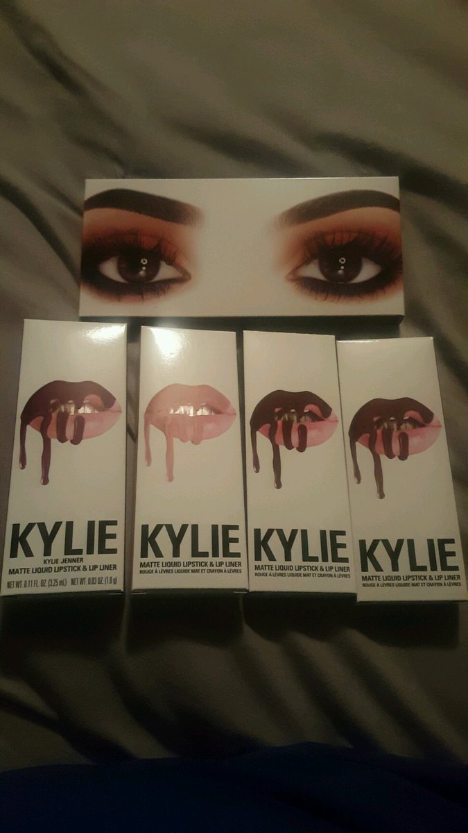 EBrookeBailey's tweet photo. Came home to this in my mailbox..so excited to use @kyliecosmetics @KylieJenner 😍😍😍😍 https://t.co/S5dLZqTHtV