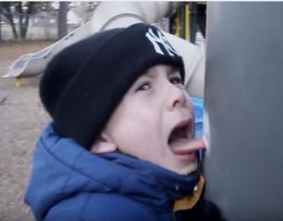 redcrosscanada's tweet image. On #MarchBreak, kids will be out enjoying winter; here's what to do if someone gets stuck to cold metal: bit.ly/2mLOHz5 #firstaid