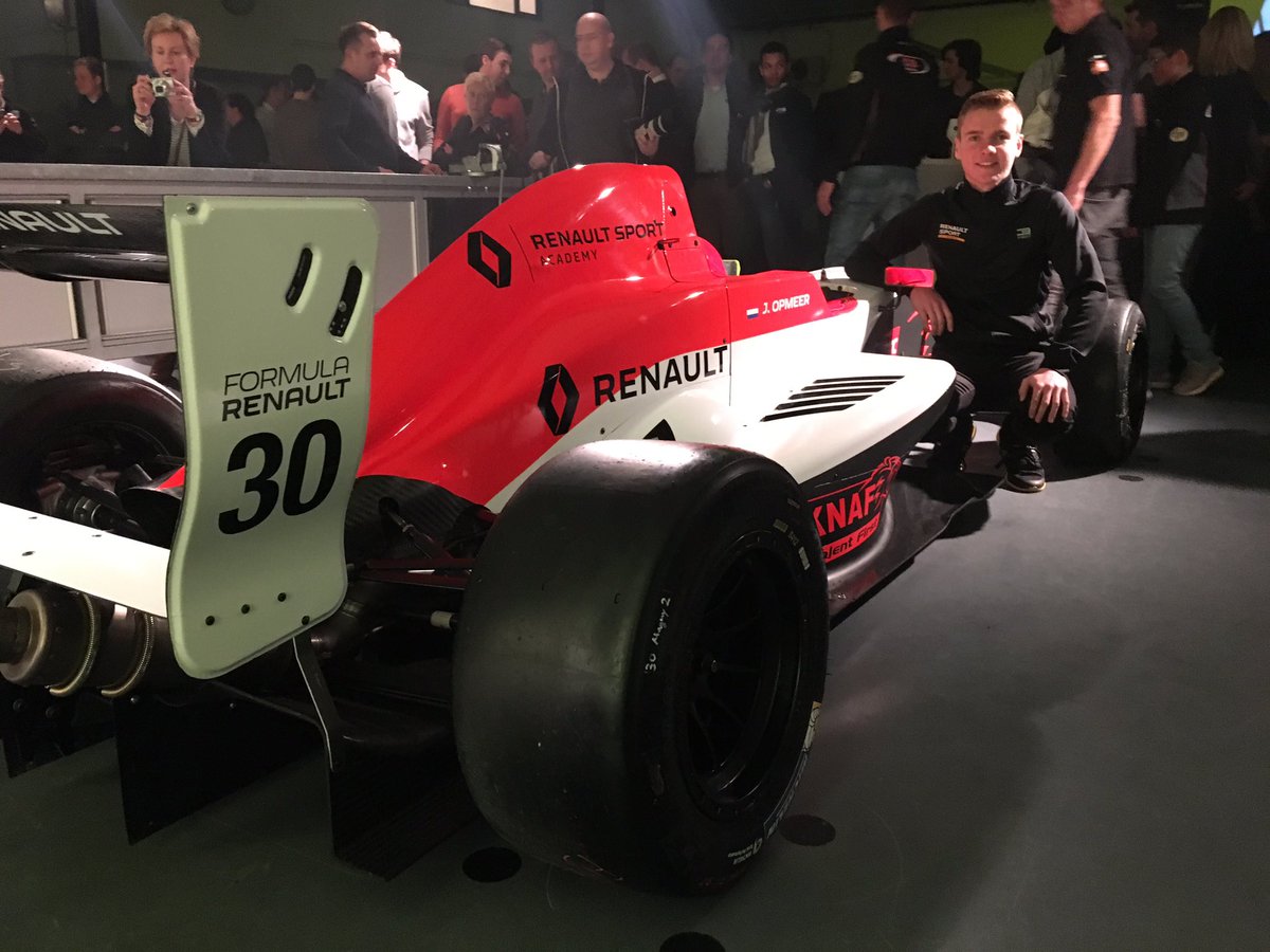 .@kartingrich en <a href="/jarno_opmeer/">Jarno Opmeer</a> naast hun nieuwe Formule Renault 2.0-bolides van MP Motorsport! #RTLGP