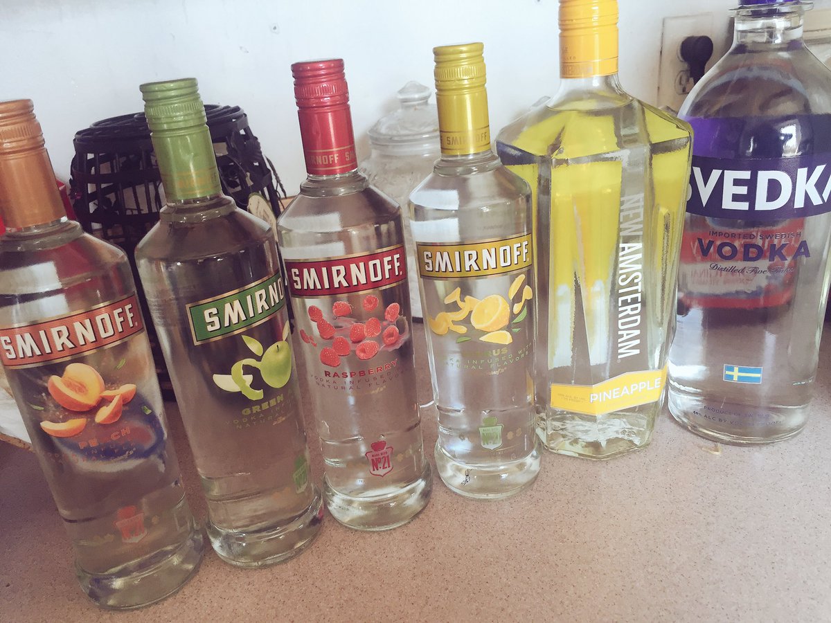 alilang3l's tweet image. This is how my baby sis is startin off her 18th birthday 😮 #HYFR 😈💘💥🎉💃🏻💖😜 #legalbitch 👹