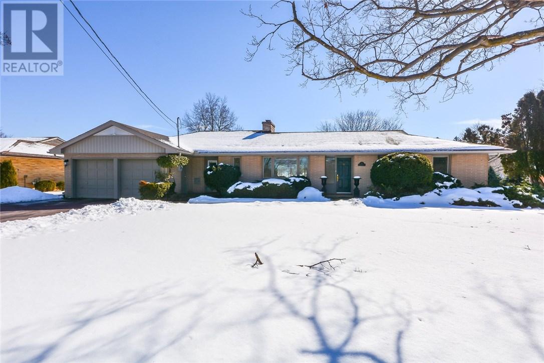 sterlingremax's tweet photo. 17 Dormie Lane - Charming family home with beautiful views from every room.: https://t.co/hmRAB5sIfl #GuelphLiving #RCity #Guelph #Home https://t.co/YtWwtyiMpP