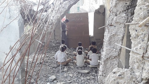 Marodriguez1971's tweet photo. Cuando tienes más ganas de aprender que miedo a las bombas. Yemen. Resiliencia, lo llaman. @ICRC_ye https://t.co/Tcx0L9L4AF