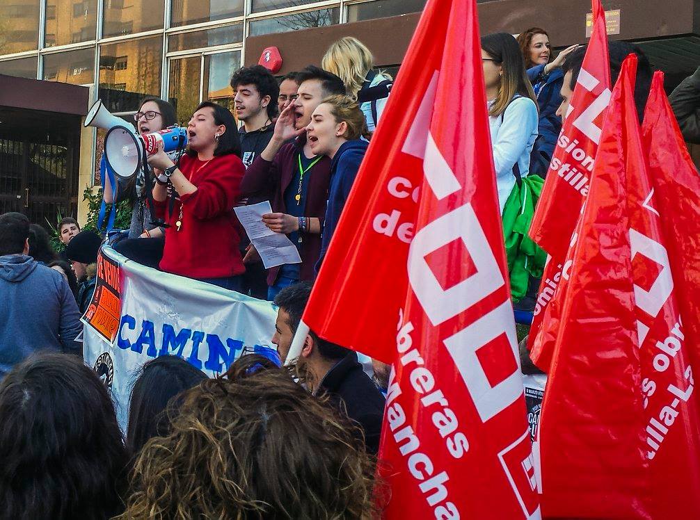 tualbacete's tweet photo. Trabajadores enseñanza, alumnos y familias vacían las aulas y salen a la calle para exigir reversión de los recortes https://t.co/BcoJvOvO12 https://t.co/aM47Quye3F