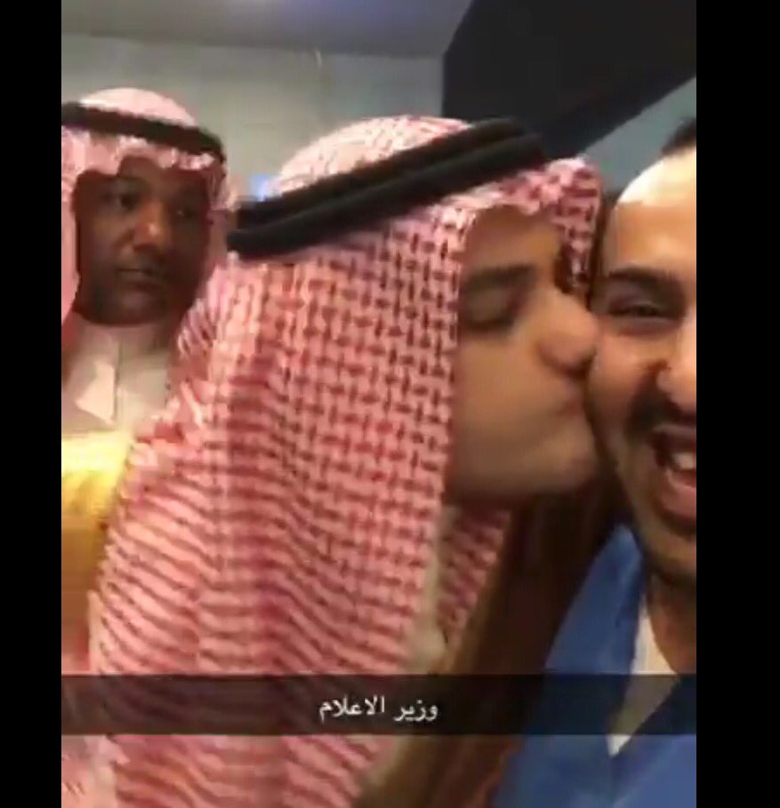 mawaqt's tweet photo. @aomar13981
ما قدر يمسك نفسه.. شبك مع الصوت الخشن! https://t.co/wDsPkexnQT