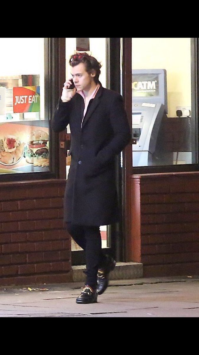 theonlyband4us's tweet photo. Harry out in London -steffi #HarryStyles  #onedirection #1D https://t.co/aE1Fn3gRQY