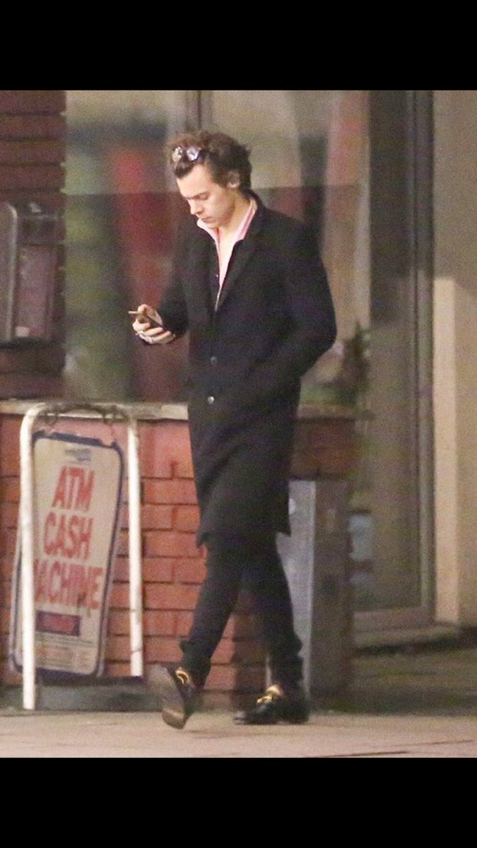 theonlyband4us's tweet photo. Harry out in London -steffi #HarryStyles  #onedirection #1D https://t.co/aE1Fn3gRQY