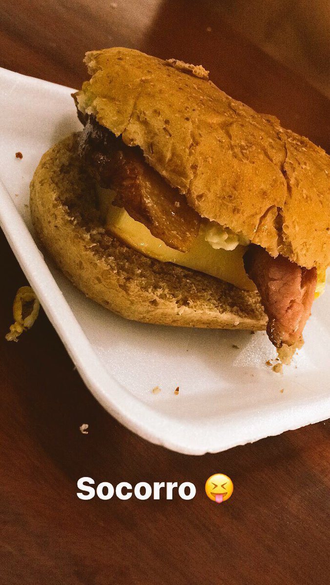 renarasantos_'s tweet photo. O tal sanduíche que quase morri de comer hahaha pão integral + bacon + queijo + ovos = ❤ https://t.co/Nwam7nu06d