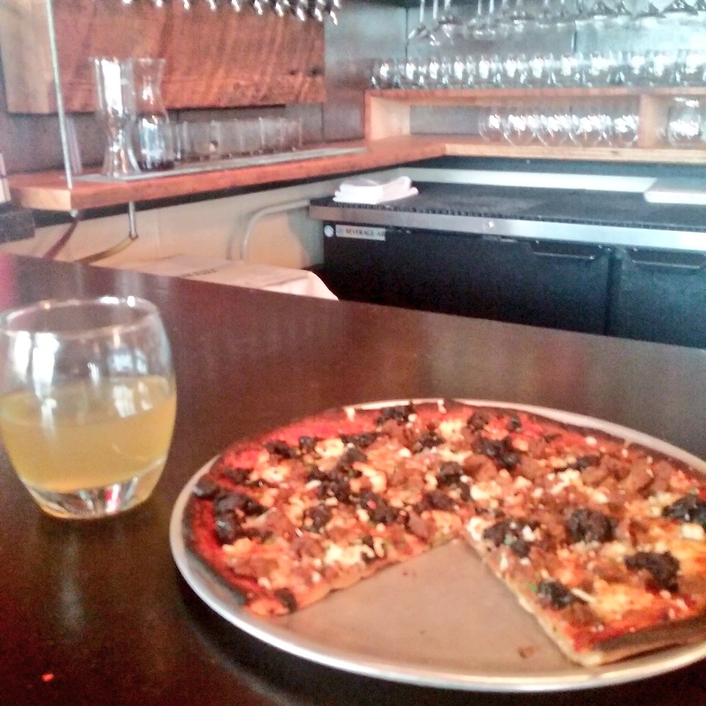 Love lunch <a href="/SolsticePizza/">Aaron Baumhackl</a> with some @rackandcloth #hardcider #hoodriver