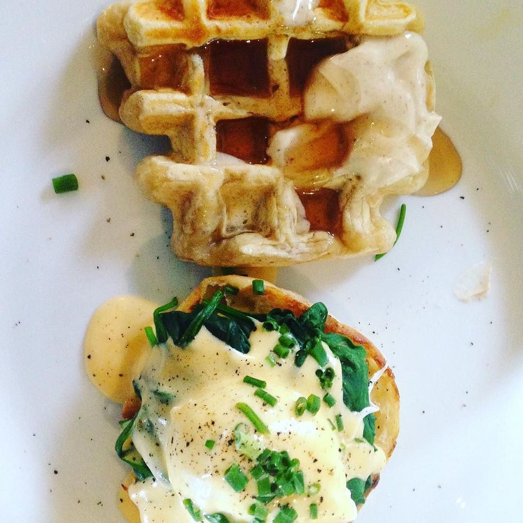 STAYCITAYLOR's tweet photo. Cut a deal #eggsflori #waffles #breakfast #morefunwithtwo https://t.co/r0uwKFZpzy https://t.co/zyxjw6URXF