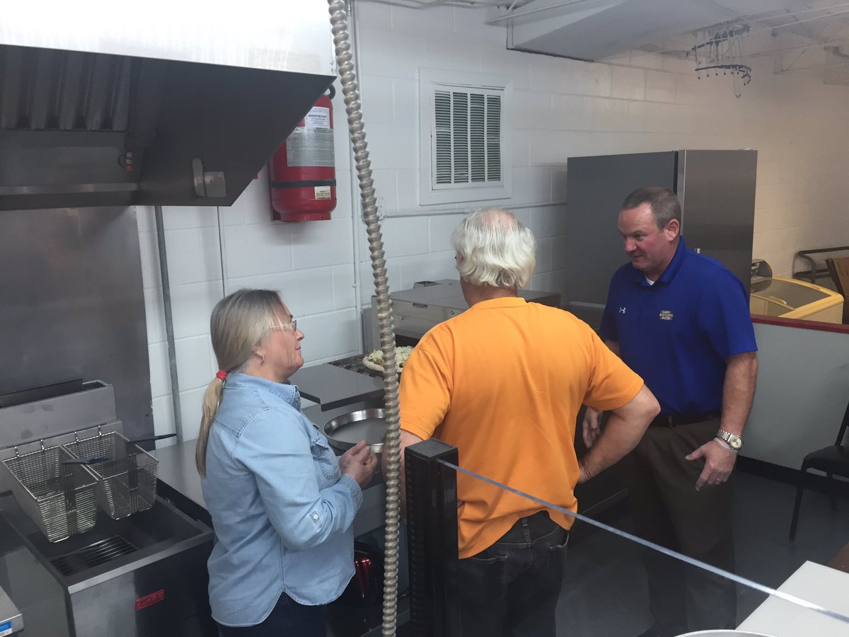 MikeBoddie2's tweet photo. Derek Qualls teaching Ms. Lucy &amp; Mr. Gentry how to make the perfect pizza. @TBHCDelivers #excellence https://t.co/je163gHUrd