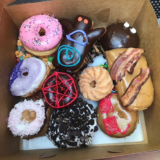 ladailynews's tweet photo. Voodoo Doughnut opens in LA, puts spell on Universal Studios City Walk goers 🍩
https://t.co/z30oi0CXrG https://t.co/rHcsPW6KGN