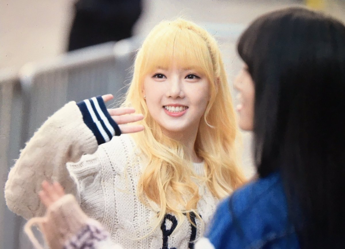 sheerdelight819's tweet photo. 170310 뮤직뱅크 출근 예린 프리뷰
#여자친구 #GFRIEND #예린 
빨리 밥먹을께!! 충성 충성 https://t.co/VyUnM7pd1T