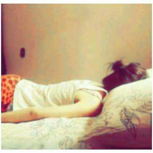 حلآت العاشگ من يححن💛
يتوضةهَ بدمعَ عينة
 وتكبيرة بصلات الششوگ 
 اللهي اوليفي جآ وينة😔💔