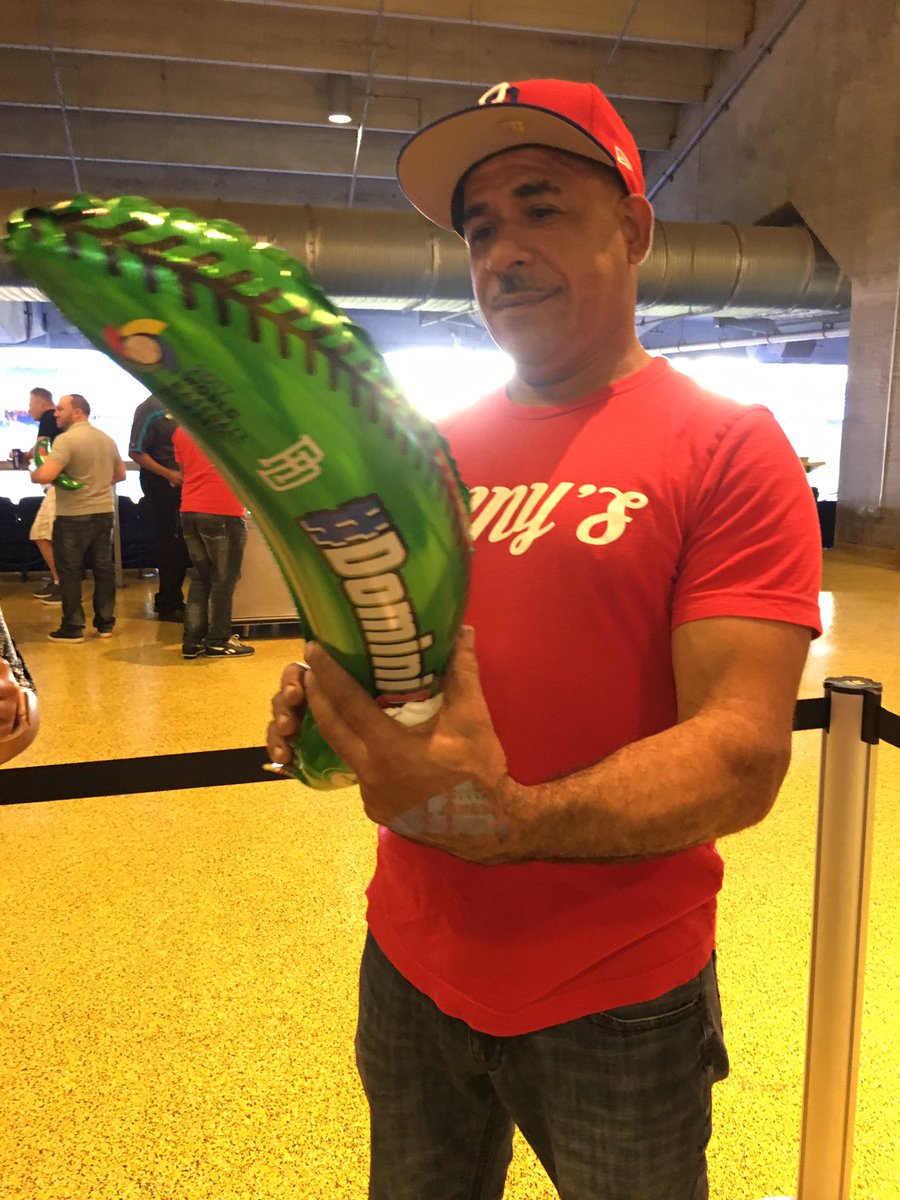Enrique_Rojas1's tweet photo. Hoy en Marlins Park a todos los dominicanos le entregan un plátano inflable #PlatanoPower #WBCxESPN https://t.co/KVbhiX5Myb