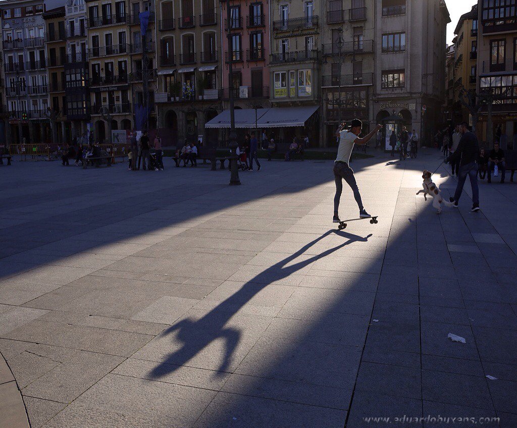 eduardobux's tweet photo. @meteoenrique los primeros rayos del sol primaveral ya asoman en la #plazadelcastillo de #Pamplona #pamplonalive https://t.co/va4EeRvnEu