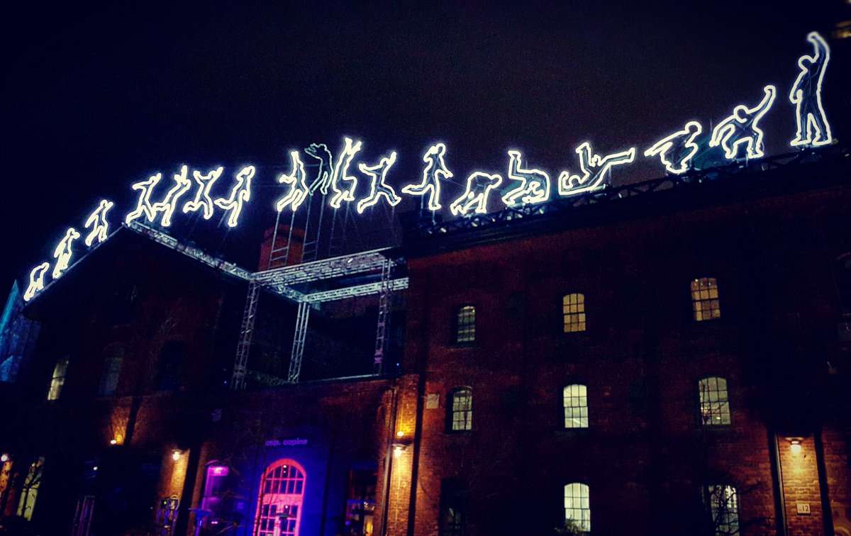 c_nguyenn's tweet photo. @Distillery_TO @MillStreetBrew my fav light display πππ #millstlights #lightfestival https://t.co/GyZEM4ReOo