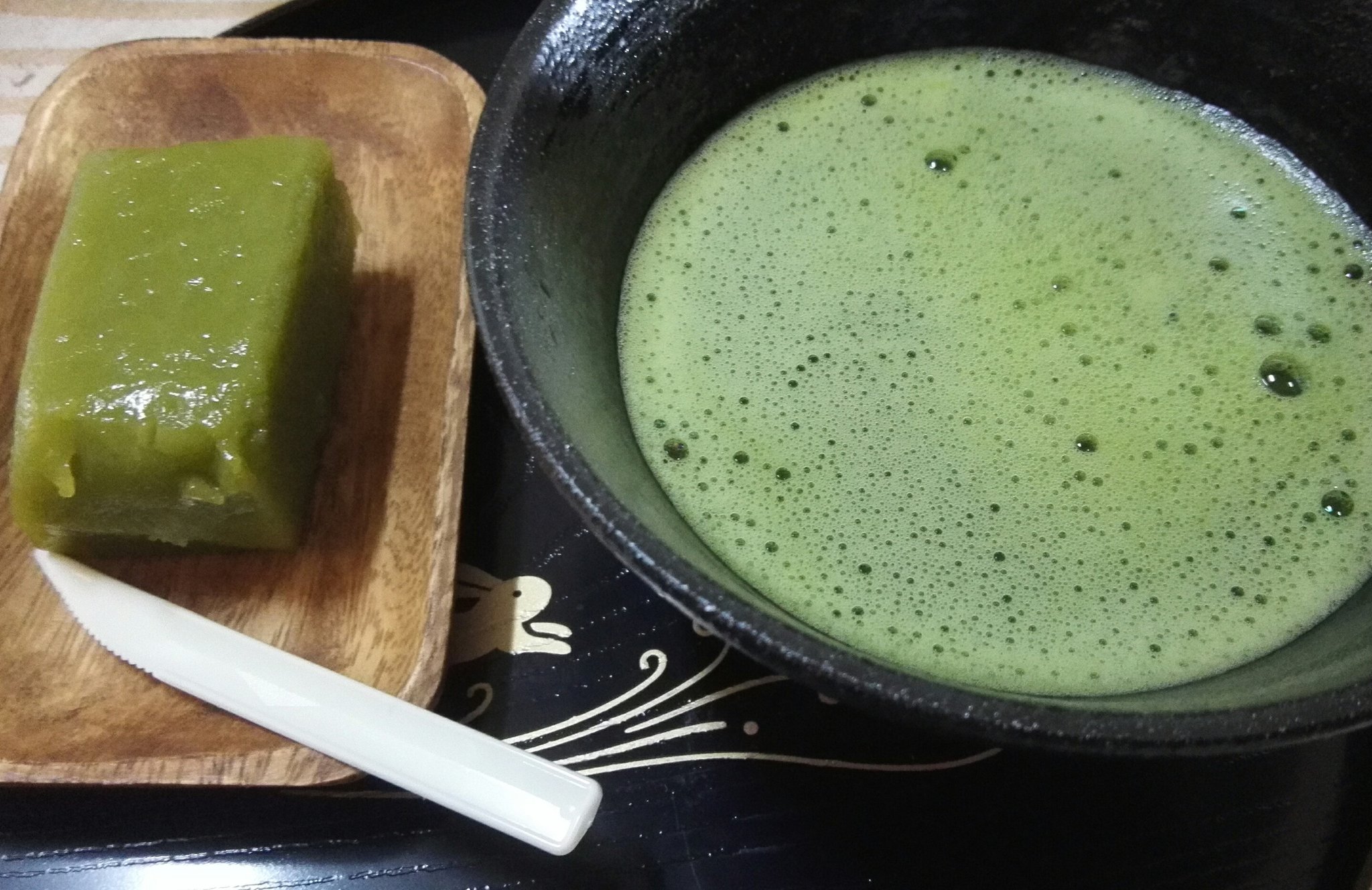 限界龍 最近は抹茶をちょくちょく飲む 抹茶が飲みたいだけであって茶道をしたい訳では無いので茶筅ではなく100均 で買った電動ミニクリーマーで ダマも出来ないので便利 今日のお菓子は長田のういろやの抹茶ういろう 抹茶オン抹茶である T Co