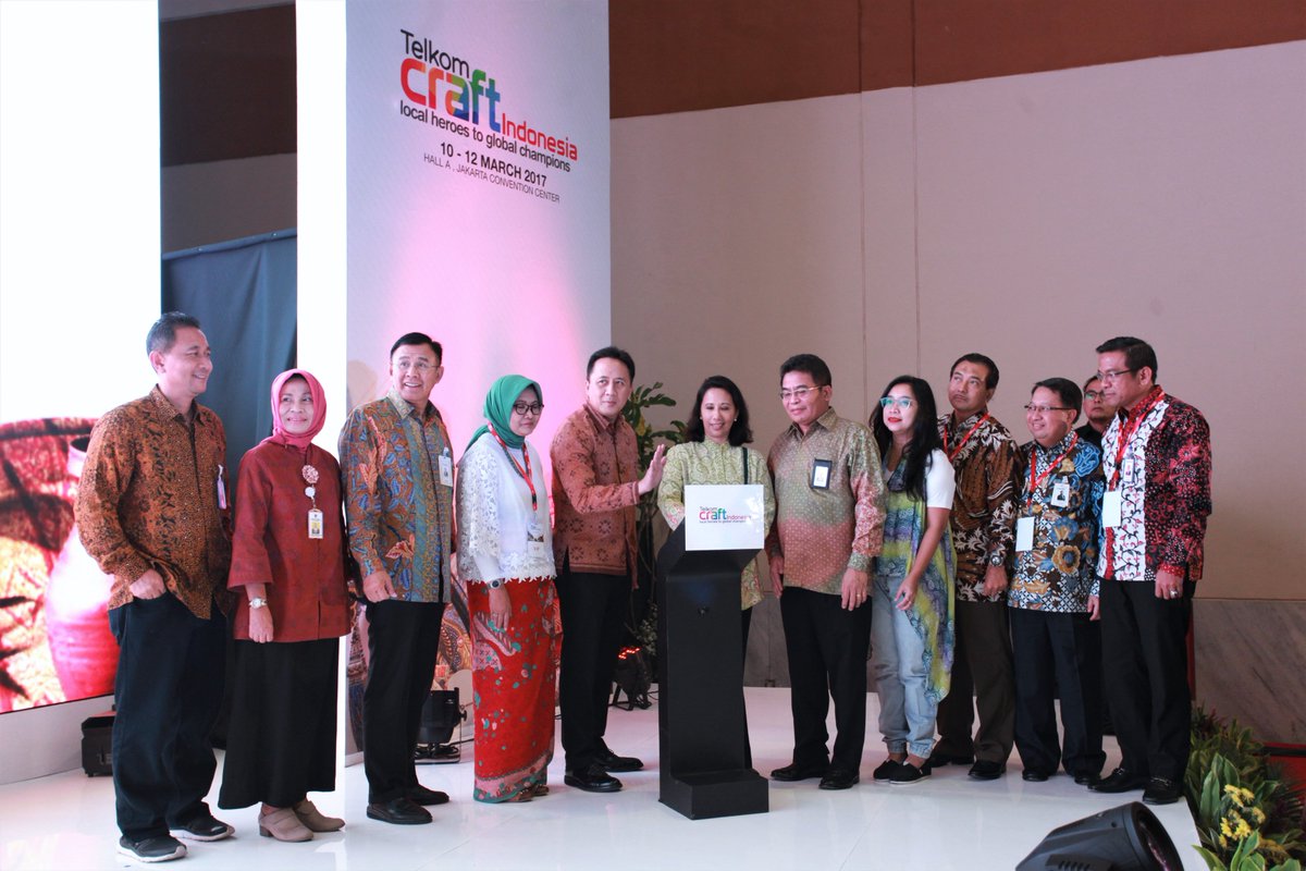 TelkomIndonesia's tweet photo. Seremoni peresmian pembukaan pameran Telkom Craft Indonesia oleh Menteri BUMN, Ibu Rini, Himbara, dan deputi &amp; Eselon 1 #yukketelkomcraft https://t.co/aSEWcX7HZN