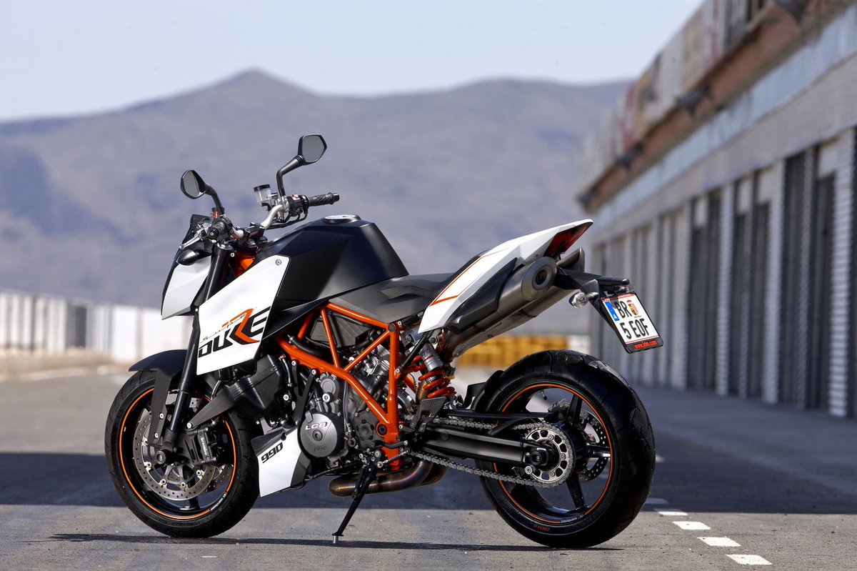 tekarbon's tweet photo. One sexy bike #Superduke990 #superduke #ktm #ktmindonesia #ktmbikes #ktmmotorcycles #sportbikelife #racing #tekarbon https://t.co/19zVaexJm3 https://t.co/Ne7mMuRlaY