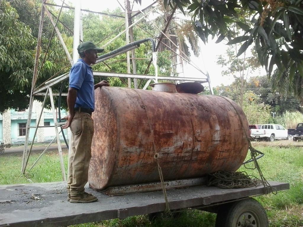 GAraure's tweet photo. INIA Araure prestando apoyo a la GEROGRANJA LOS PRODUCTORES con el tanque rodante.  @inass_araure @magallyvina https://t.co/xtXS14OoFK