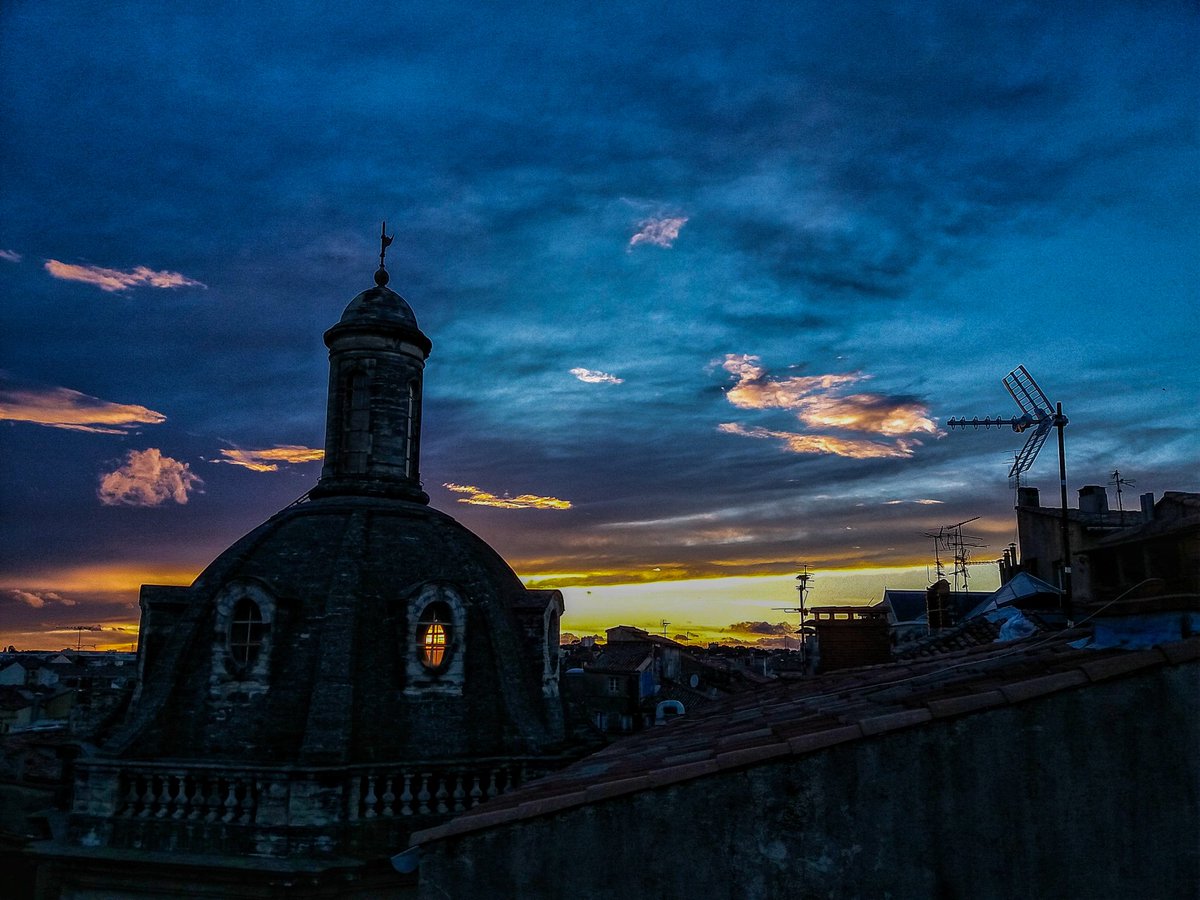 Vue des toits sur Montpellier 
<a href="/montpellier_/">Ville de Montpellier</a> <a href="/SurMtpJournal/">Montpellier journal</a> <a href="/MontpellierLive/">Montpellier Live</a> #Montpellier #SunsetLover