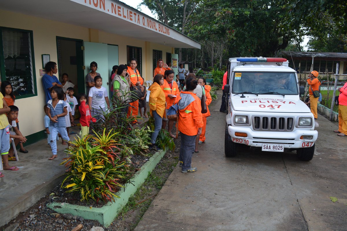 MpsTubod's tweet photo. Tubod MPS pers, DSWD &amp; MDRRMC staff distributed relief goods to the affected famlies of Brgy. Poblacion @pnpdpcr  @RPCRDPRO10 @pcr_ldnppo https://t.co/6J06hOSmvo