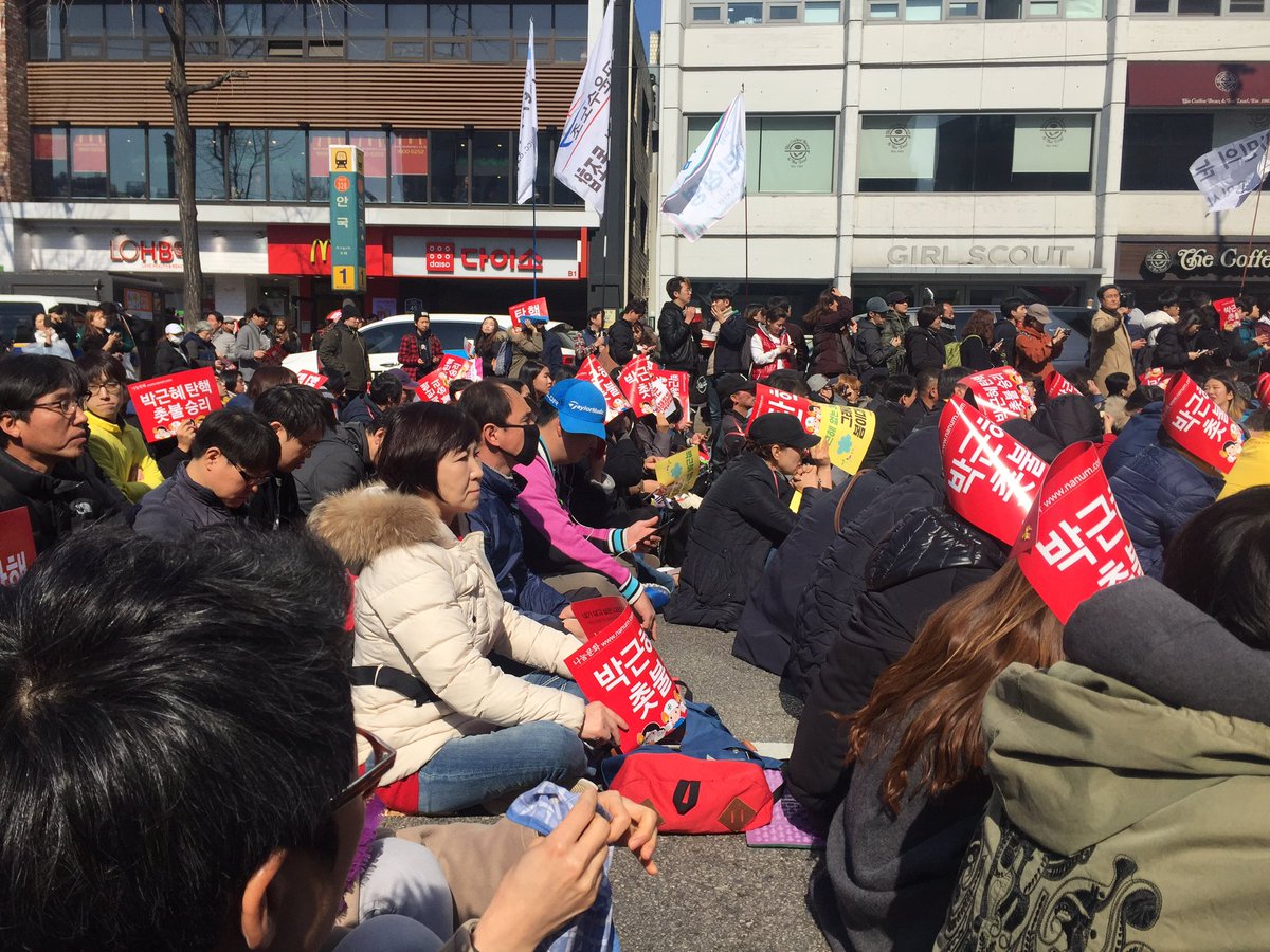 peoplepower21's tweet image. [헌재 앞]
시민들이 탄핵선고 발표를 함께 듣고 있습니다. 세월호 참사 직접적 책임 물을 수 없다는 발표문에 모두가 탄식하고 있습니다.