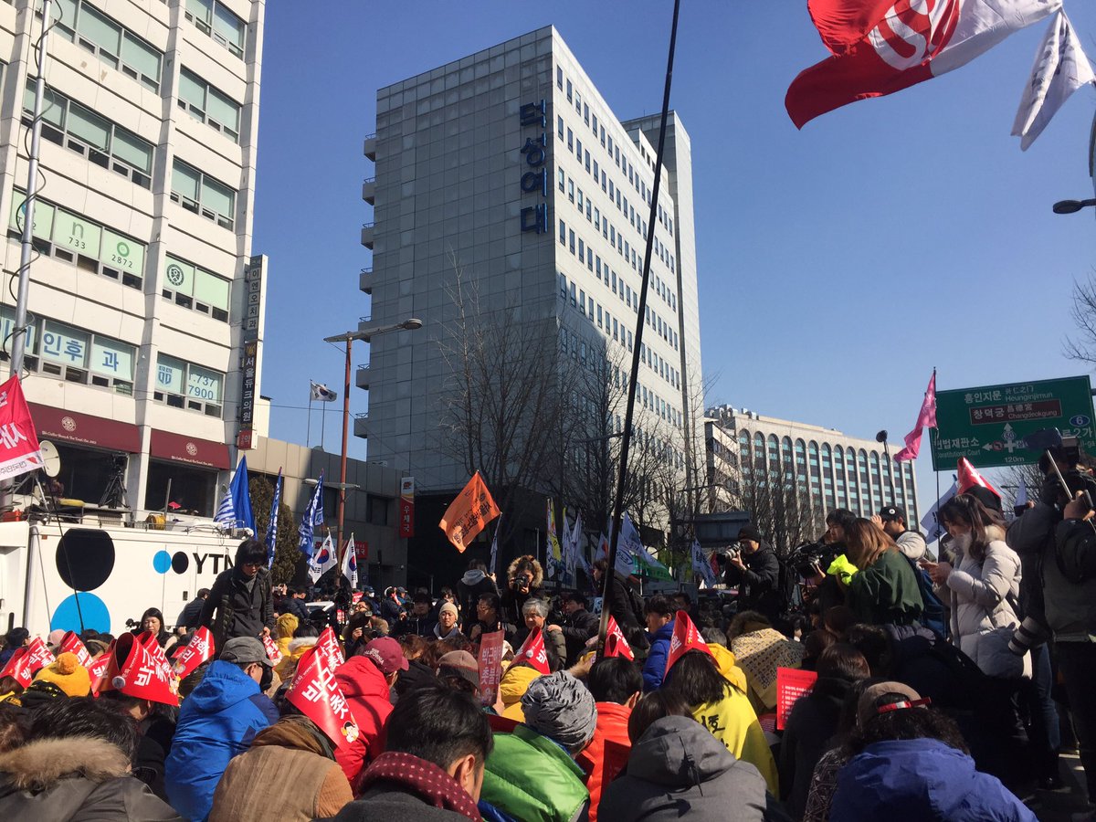 peoplepower21's tweet image. [헌재 앞]
시민들이 탄핵선고 발표를 함께 듣고 있습니다. 세월호 참사 직접적 책임 물을 수 없다는 발표문에 모두가 탄식하고 있습니다.