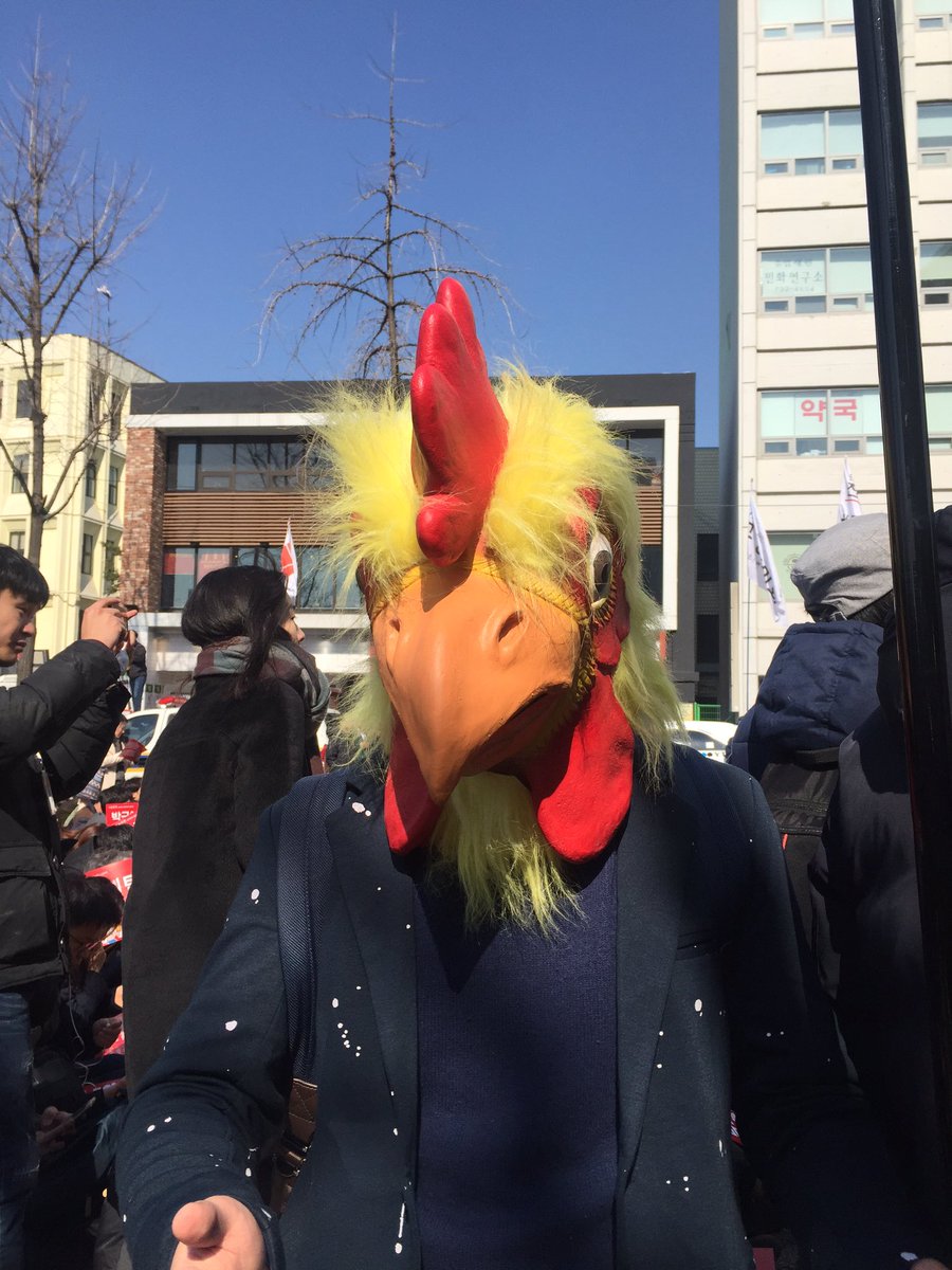 peoplepower21's tweet image. [헌재 앞]
시민들이 탄핵선고 발표를 함께 듣고 있습니다. 세월호 참사 직접적 책임 물을 수 없다는 발표문에 모두가 탄식하고 있습니다.