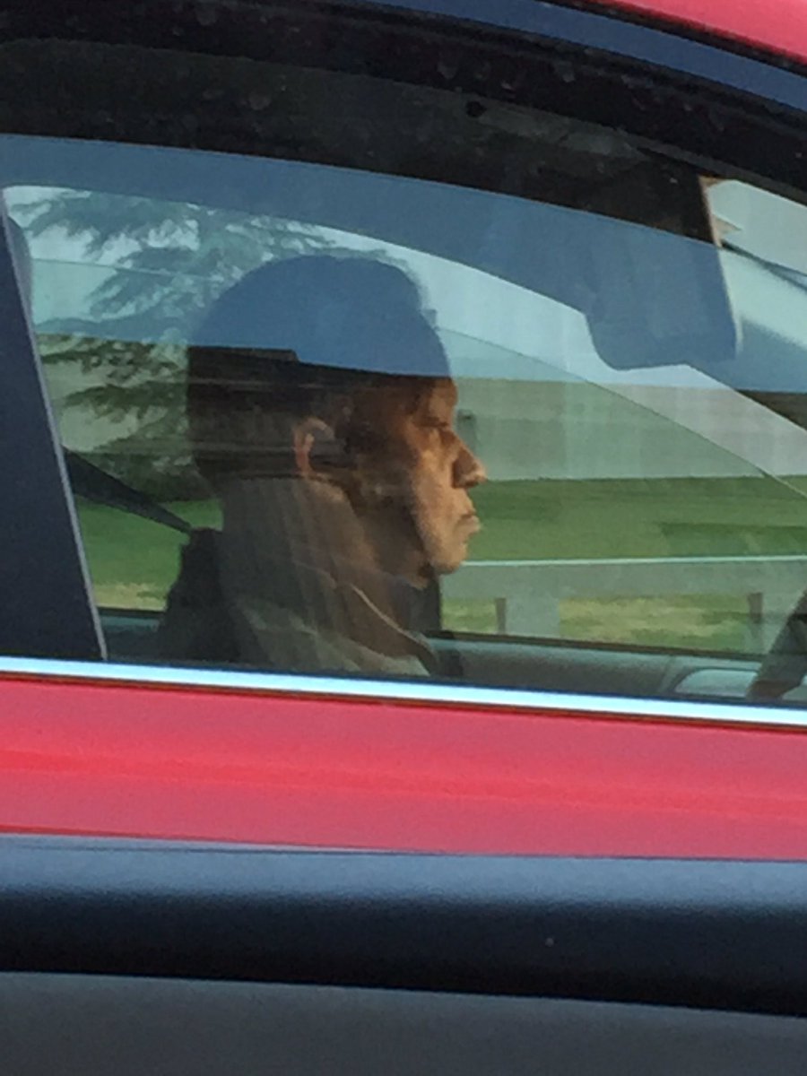 Hrusinsky nezemrel, ale dela ve Washingtonu taxikare. I barva auta pripomina skodovku ze stodoly ve Vesnicce: