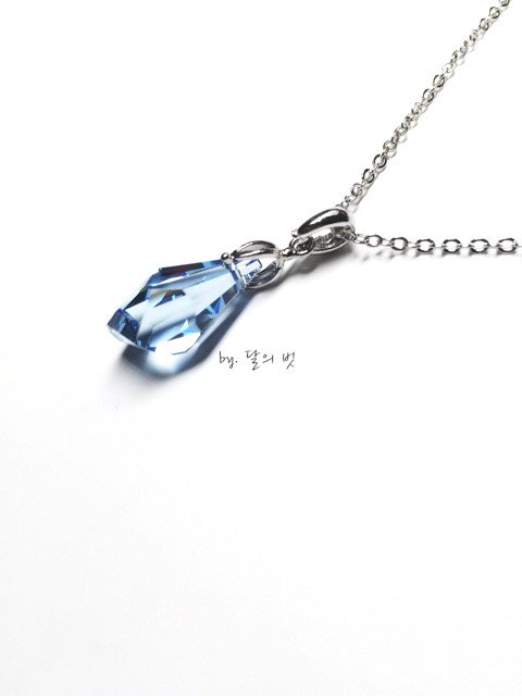 Crying_Room_'s tweet photo. [RT이벤트S2] 그동안 흘리기만 했던 눈물들이 단단하게 굳어 드디어 한 발자국을 내딛을 수 있게 되었습니다. 앞으로의 길이 순탄치만은 않겠지만 눈물을 조각한 듯한 이 아이가 그대에게 조금이라도 위로가 되길. (3/12 추첨) https://t.co/iZL9HU1FlQ