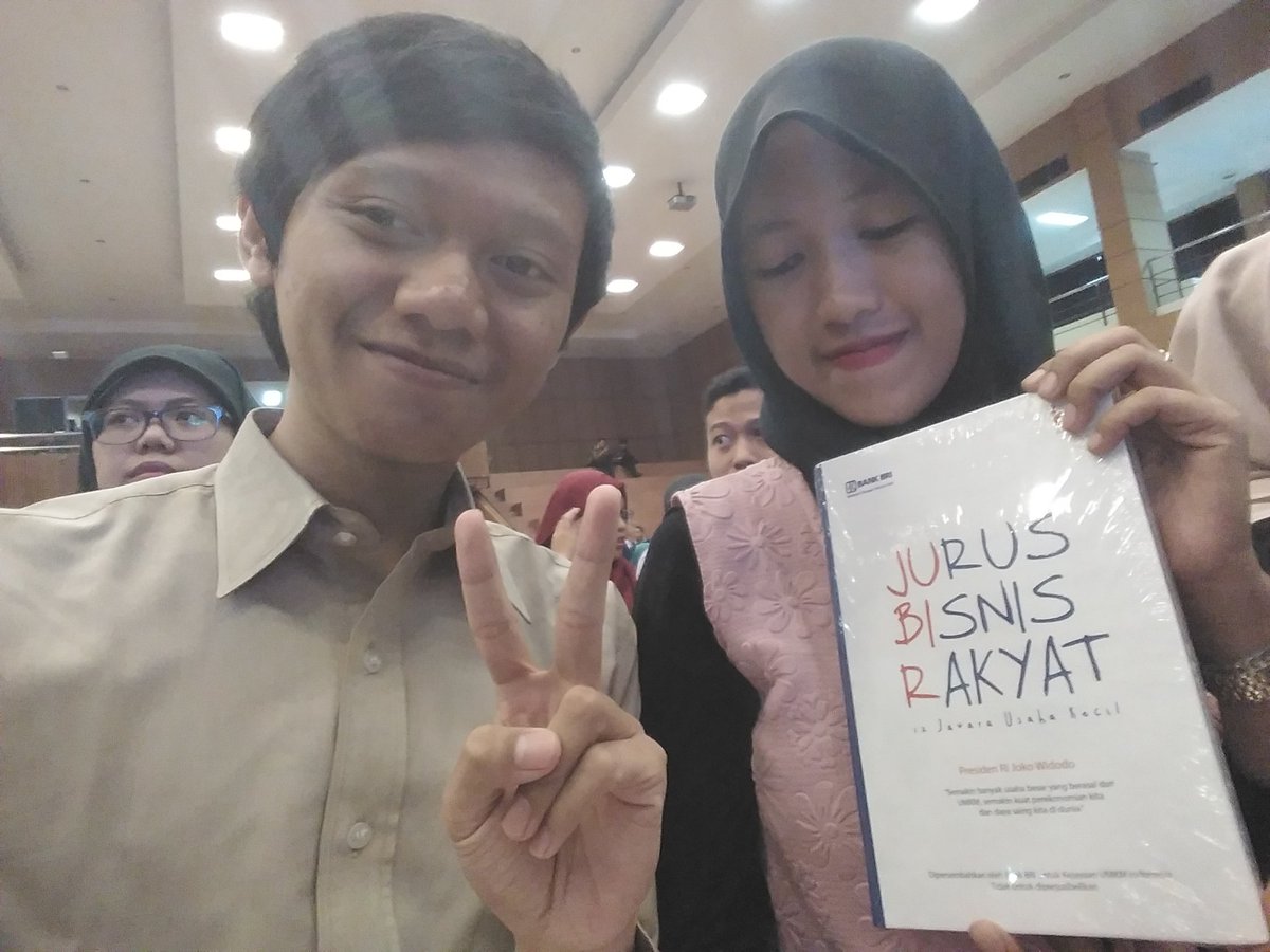 OneGps's tweet photo. Bukunya sangat menginspirasi banget, kaya kamu. 
Iya, kamu... 
#JurusBisnisRakyat 
#ThanksBRI 
#CEOTalkBRIUnpadBCE https://t.co/5lHF9ZovHR