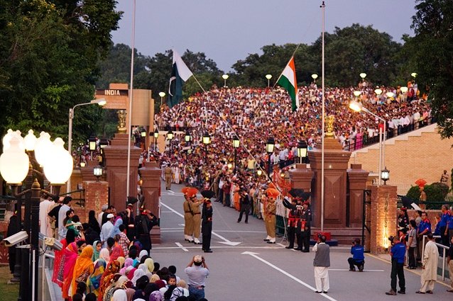 's tweet image. لاہور؛ غلطی سے کنٹرول لائن پار کرنے والے فیصل اور احسن کو آج واہگہ بارڈر پر پاکستانی حکام کے حوالے کیا جائے گا
#Lagore #WaghaBorder