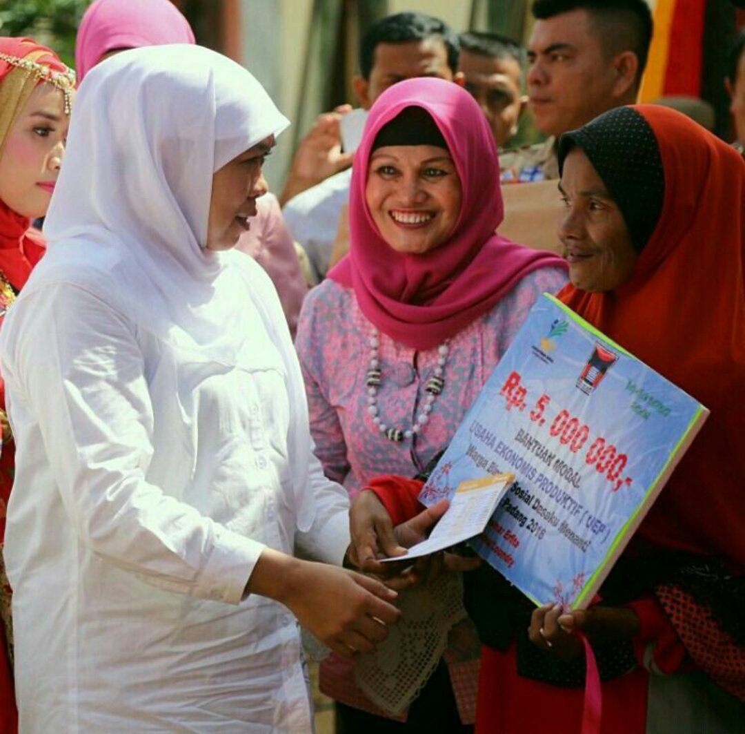 Mentri Sosial <a href="/KhofifahIP/">Khofifah Indar Parawansa</a> meresmikan Kampung Kesetiakawanan Sosial "Saiyo Sakato" di Kel. Balai Gadang, Kec. Koto Tangah, Padang, Kamis.