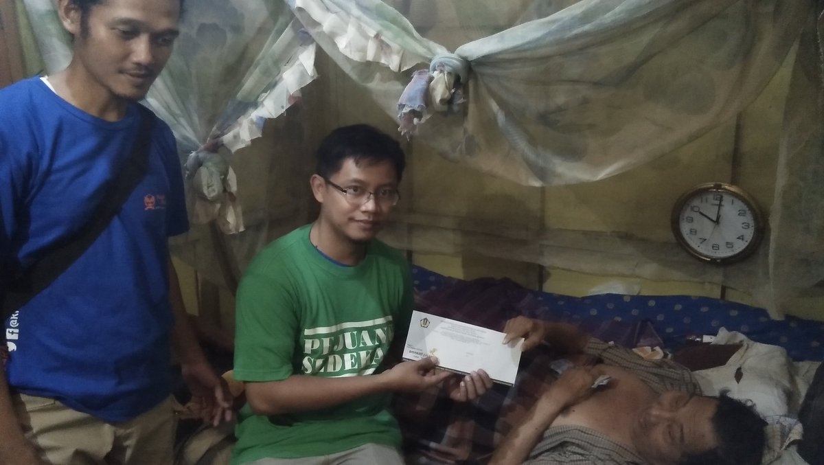 pajakjepara's tweet photo. Lokasi kedua kunjungan #DJPpeduli Bersama Untuk Berbagi adalah kerumah Mbah Rusmin &amp; Mbah Ginarti, pasangan Dhuafa warga Desa #Guyangan. https://t.co/R33ftaPs62